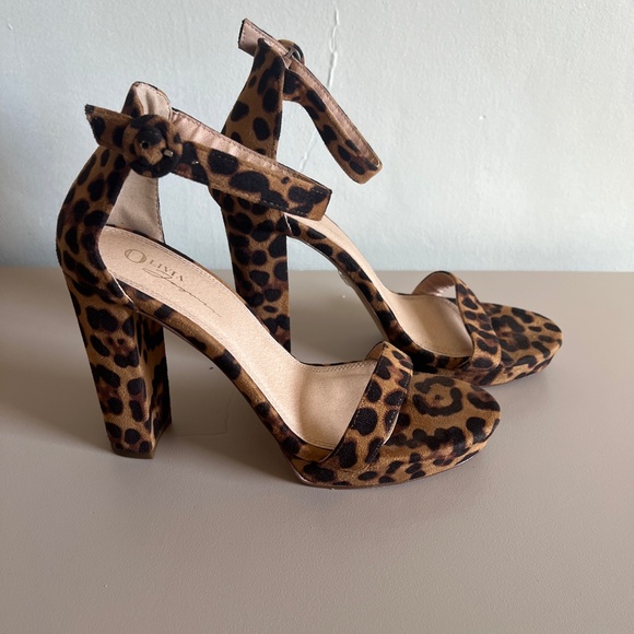 Olivia Ferguson Leopard Print Heels - Picture 2 of 6